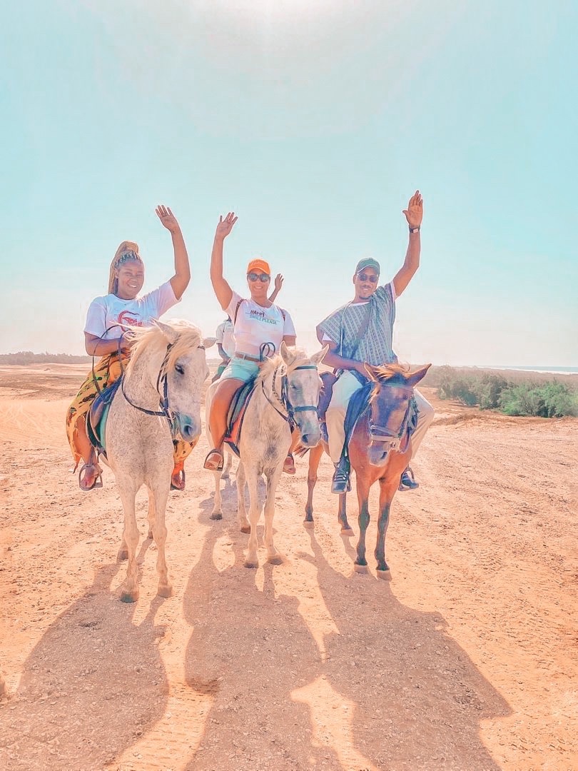 Roseline Ngom à cheval sur les dunes du Lac Rose au Sénégal